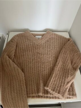 Babaton Ribbed Fuzzy V‑Neck Sweater in Taupe